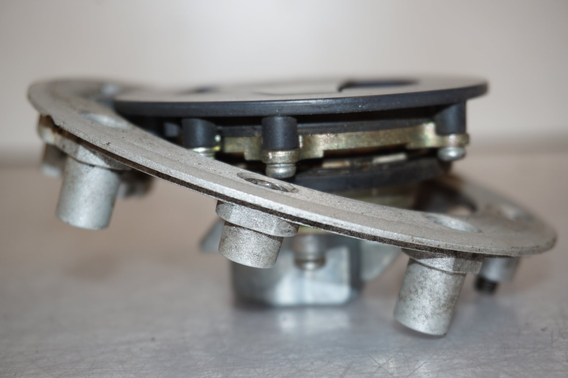 Vänster sida på Tanklock från en Suzuki DL 1000 -2004 motorcykel.