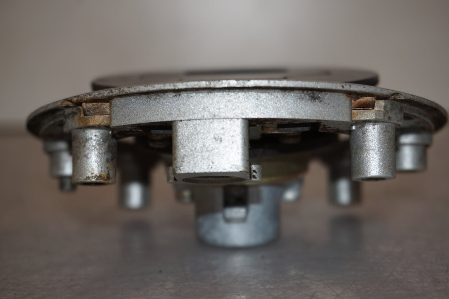 Snett uppifrån på Tanklock från en Suzuki DL 1000 -2004 motorcykel.