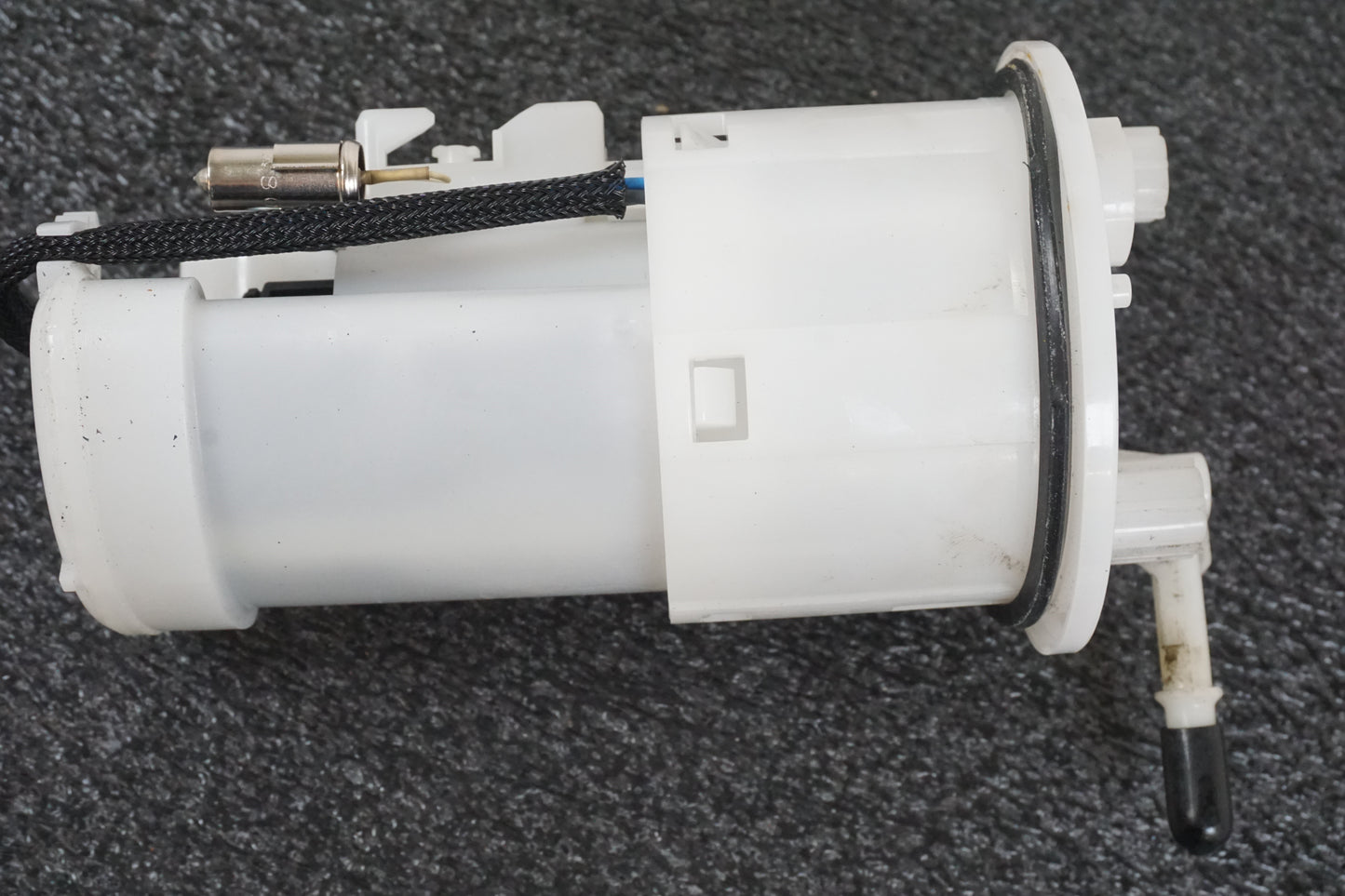 Vänster sida på Bensinpump insprut från en Triumph Street Triple -2009 motorcykel.