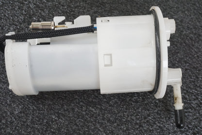 Vänster sida på Bensinpump insprut från en Triumph Street Triple -2009 motorcykel.