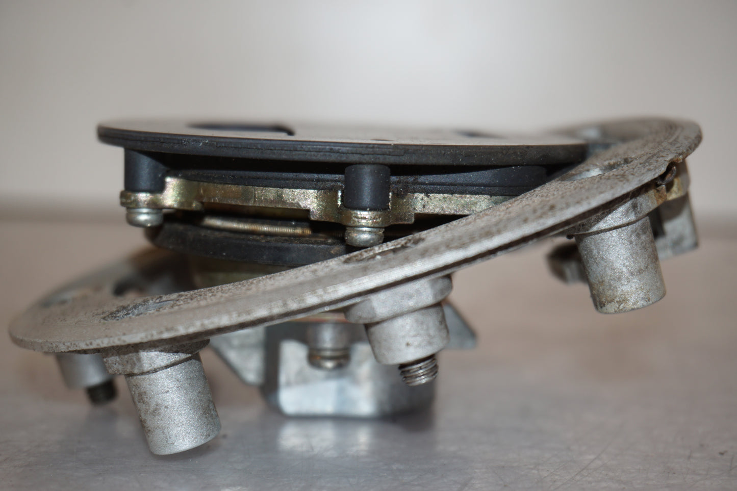 Snett nerifrån på Tanklock från en Suzuki DL 1000 -2004 motorcykel.