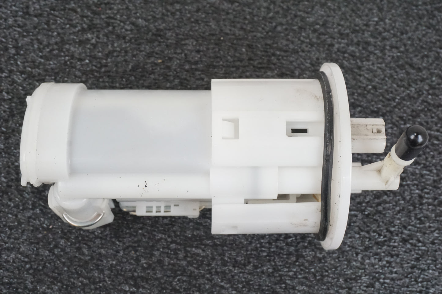 Snett uppifrån på Bensinpump insprut från en Triumph Street Triple -2009 motorcykel.