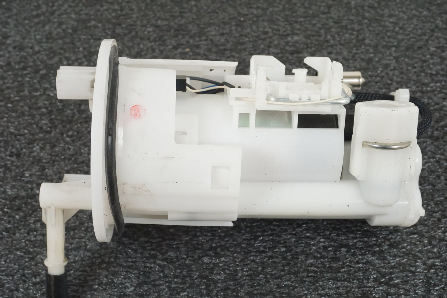 Snett nerifrån på Bensinpump insprut från en Triumph Street Triple -2009 motorcykel.