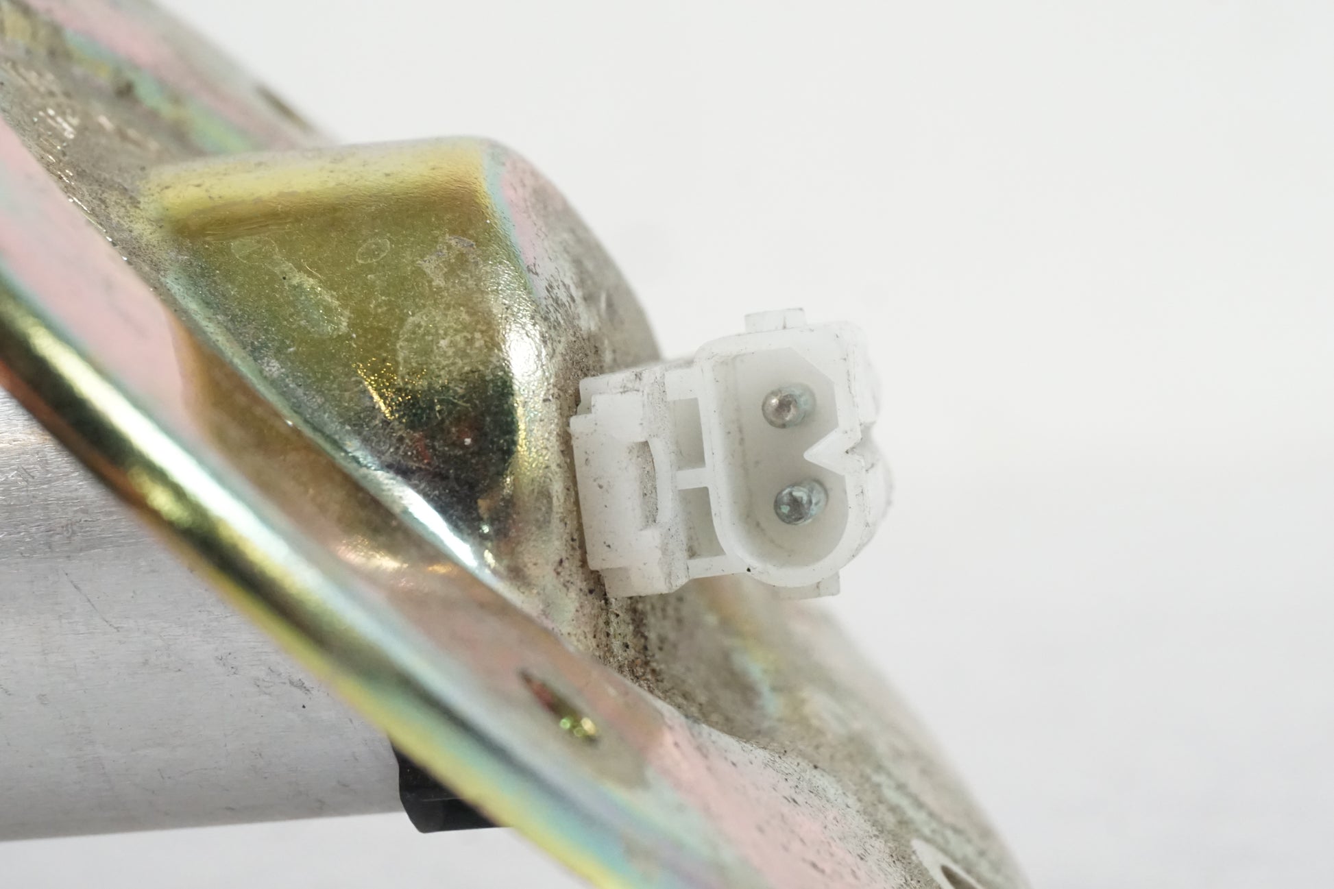 Snett nerifrån på Bensintankgivare från en BMW K 1200 LT -2004 motorcykel.