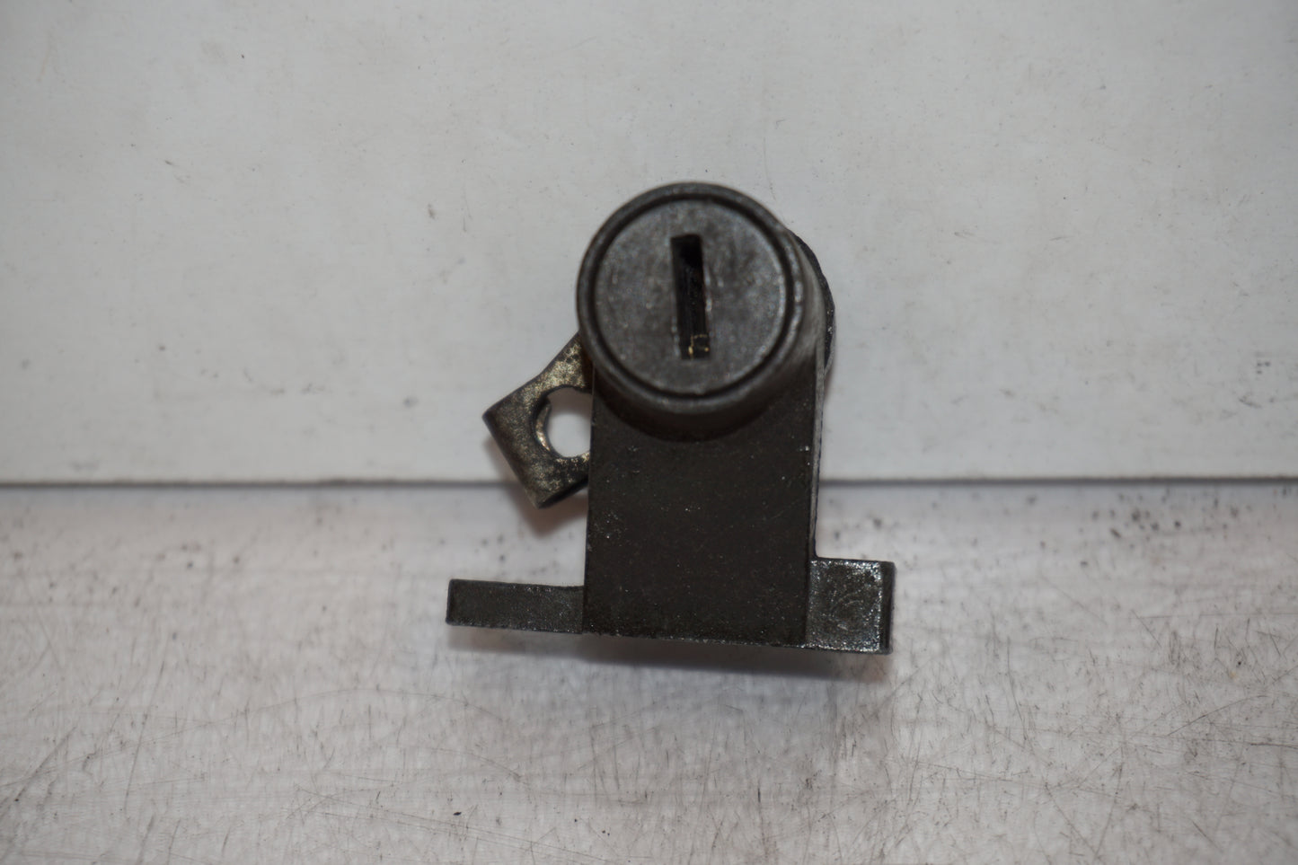 Snett nerifrån på Sadellås från en Suzuki GSX-R 750 -1988 motorcykel.