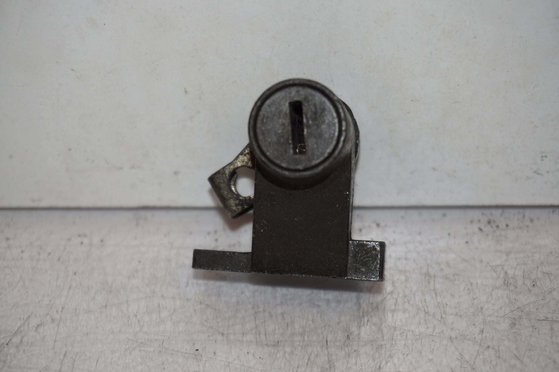 Snett nerifrån på Sadellås från en Suzuki GSX-R 750 -1988 motorcykel.