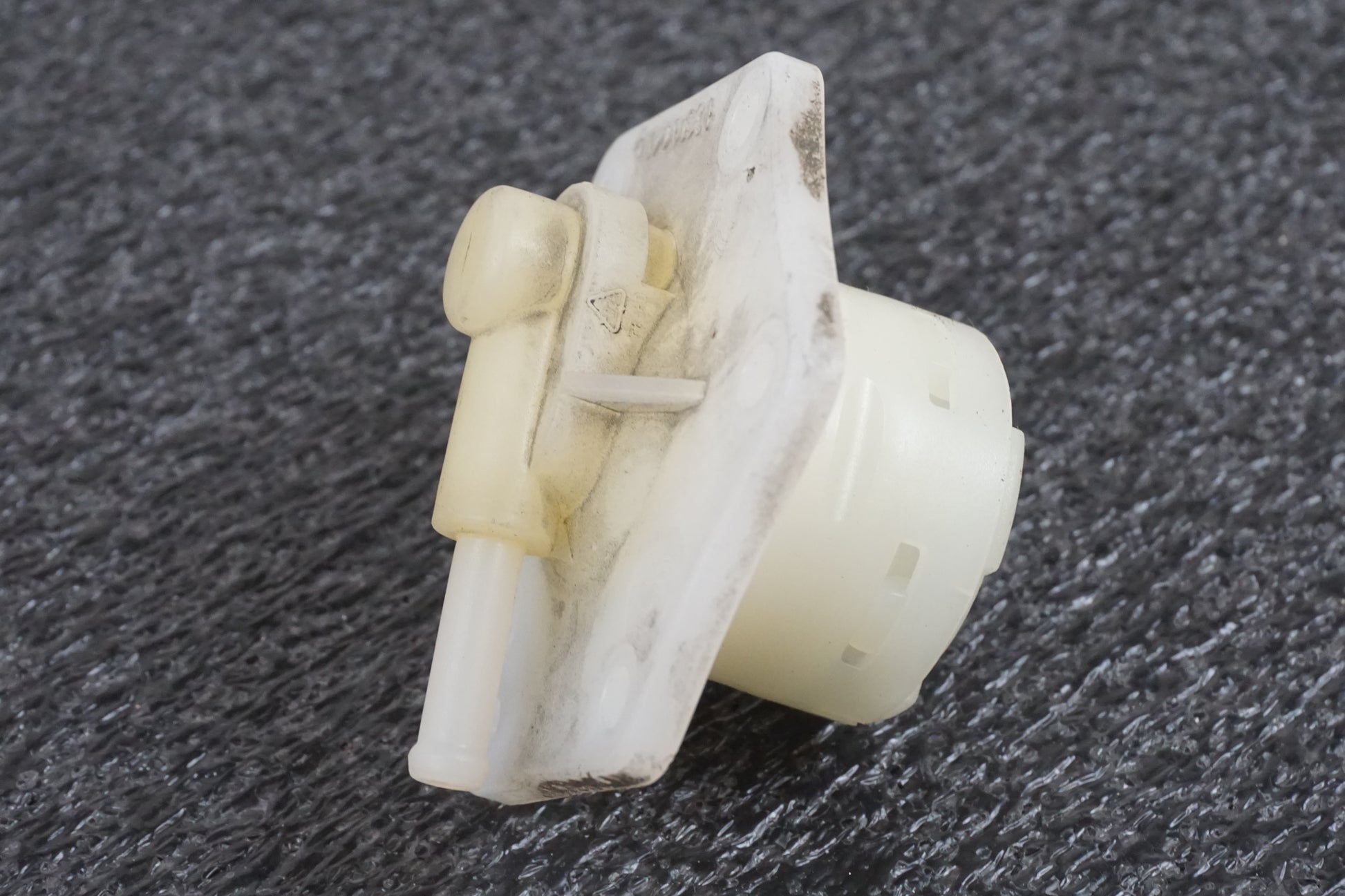 Baksidan på Bensintanksavluftare från en BMW K 1200 LT -2004 motorcykel.