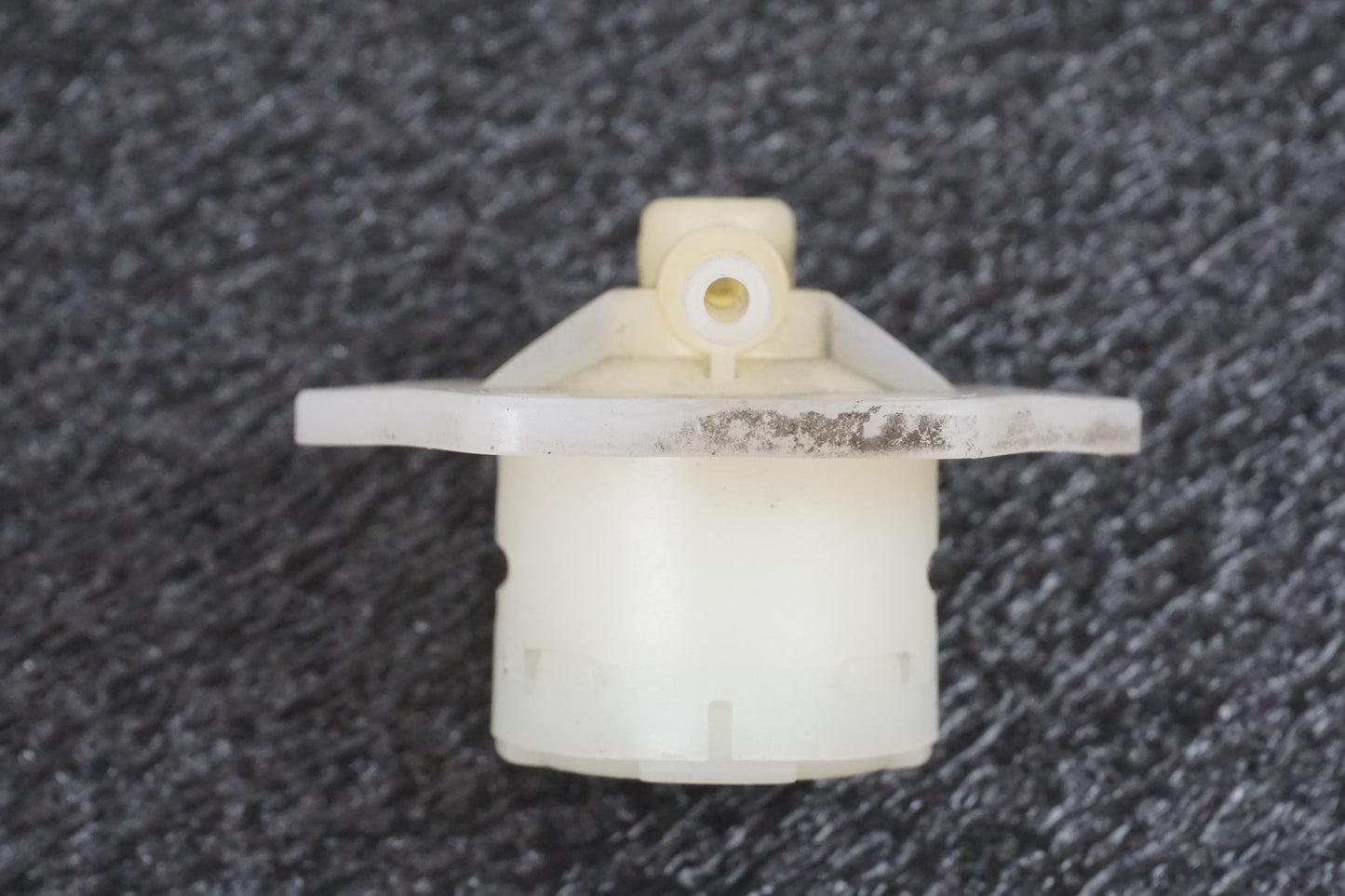 Höger sida på Bensintanksavluftare från en BMW K 1200 LT -2004 motorcykel.