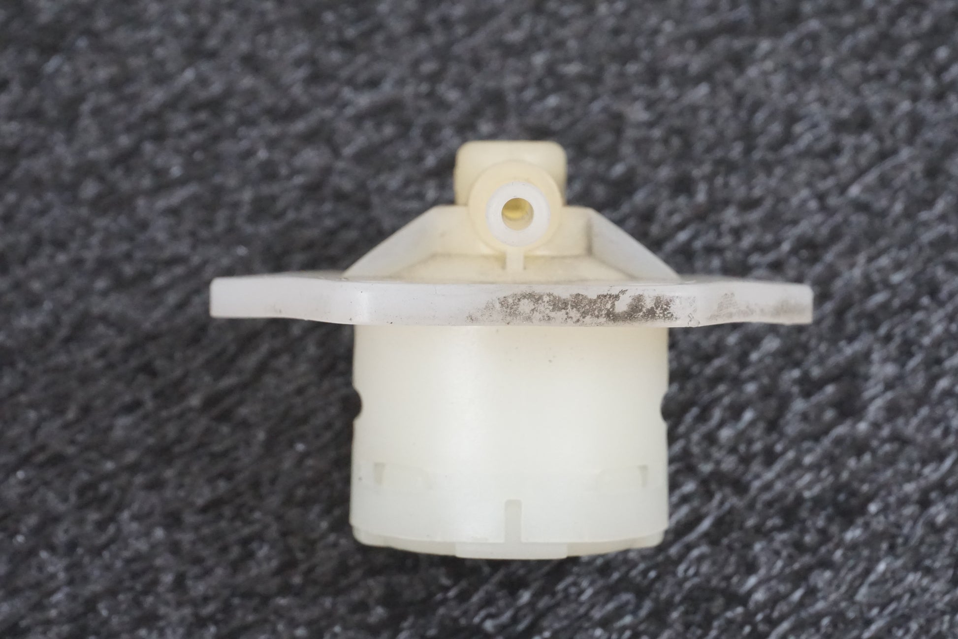 Höger sida på Bensintanksavluftare från en BMW K 1200 LT -2004 motorcykel.