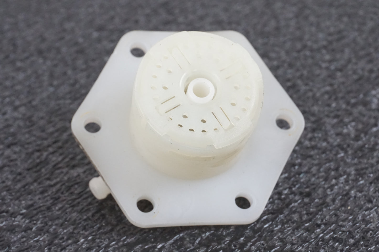 Vänster sida på Bensintanksavluftare från en BMW K 1200 LT -2004 motorcykel.