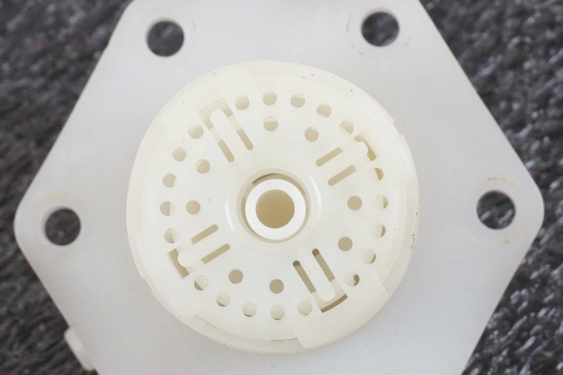 Snett uppifrån på Bensintanksavluftare från en BMW K 1200 LT -2004 motorcykel.