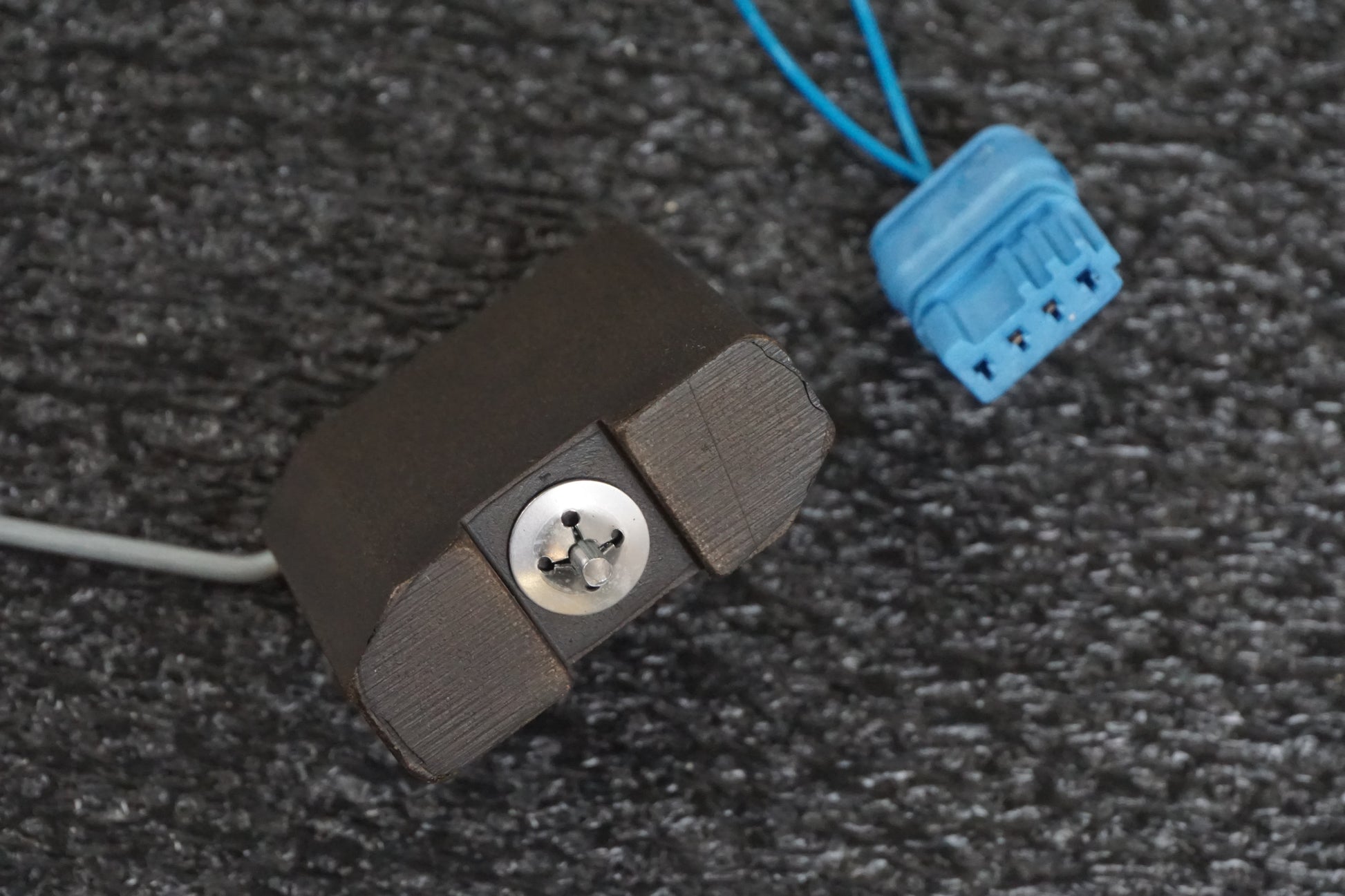 Baksidan på Bensintankgivare från en BMW S 1000 R -2015 motorcykel.