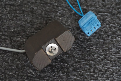 Baksidan på Bensintankgivare från en BMW S 1000 R -2015 motorcykel.