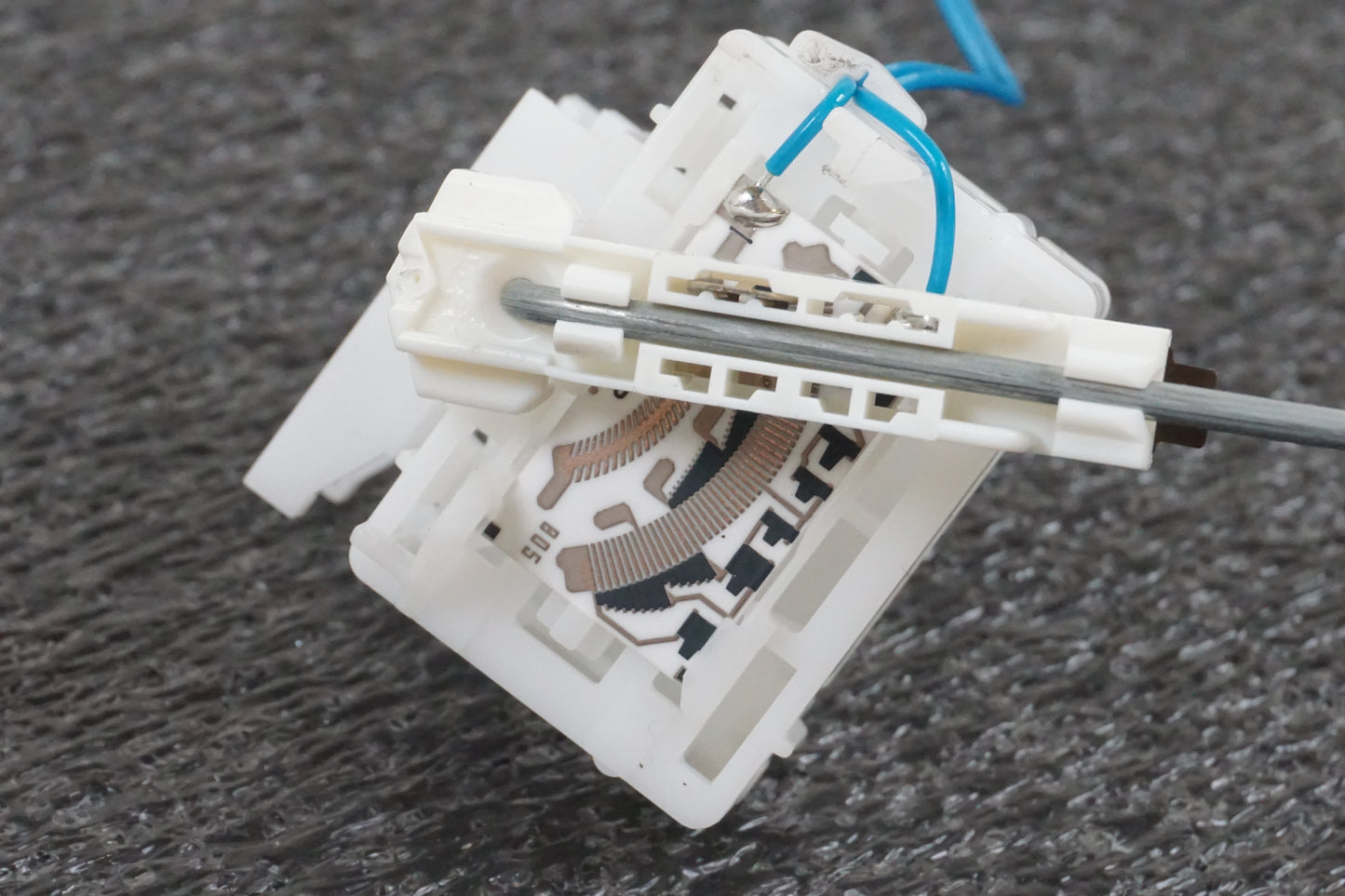 Vänster sida på Bensintankgivare från en BMW S 1000 R -2015 motorcykel.