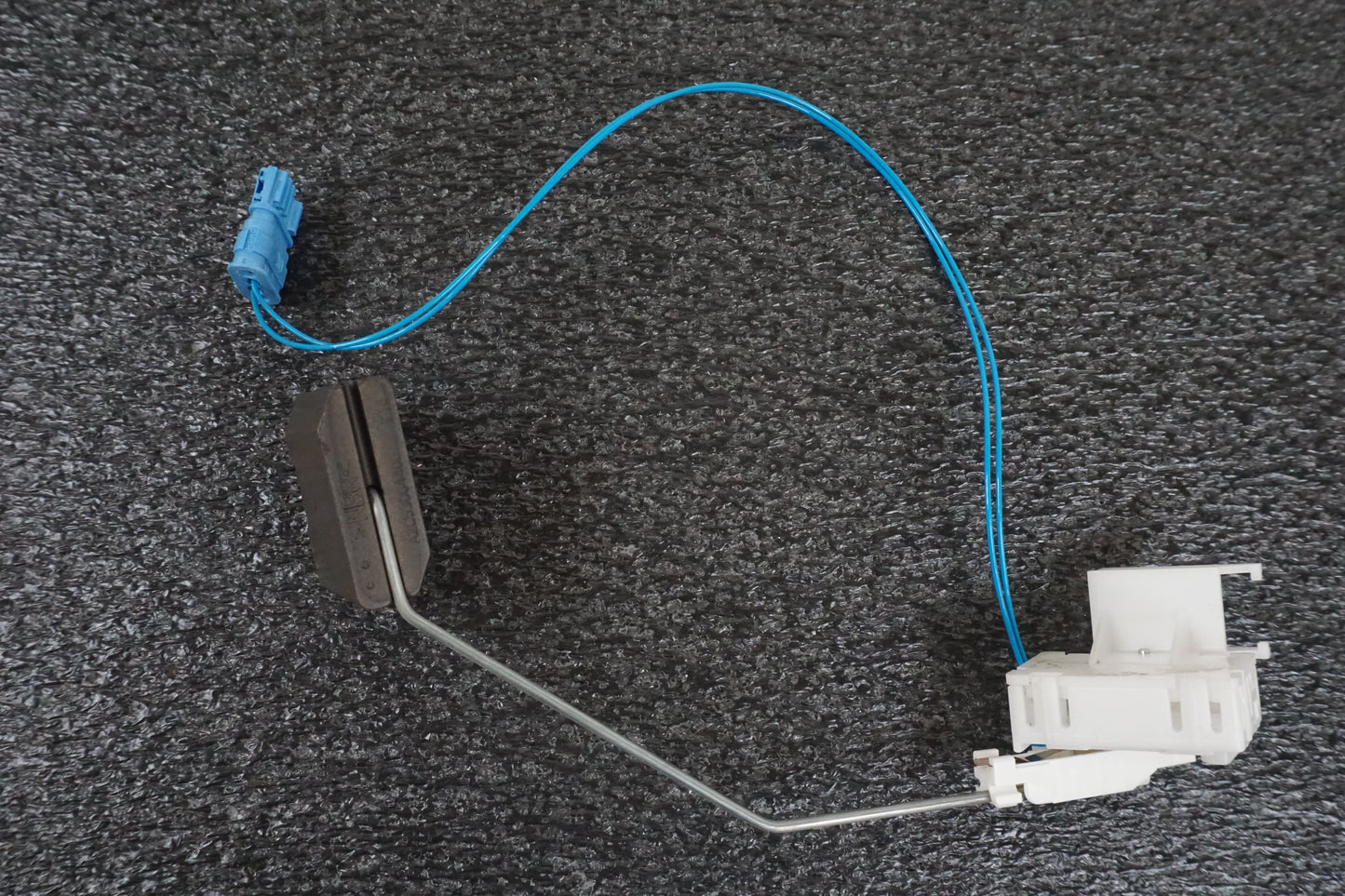 Snett uppifrån på Bensintankgivare från en BMW S 1000 R -2015 motorcykel.