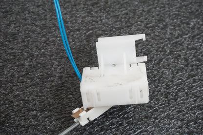 Snett nerifrån på Bensintankgivare från en BMW S 1000 R -2015 motorcykel.