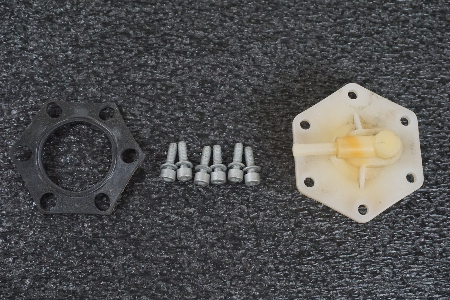 Framsidan på Bensintanksavluftare från en BMW K 1200 S -2006 motorcykel.