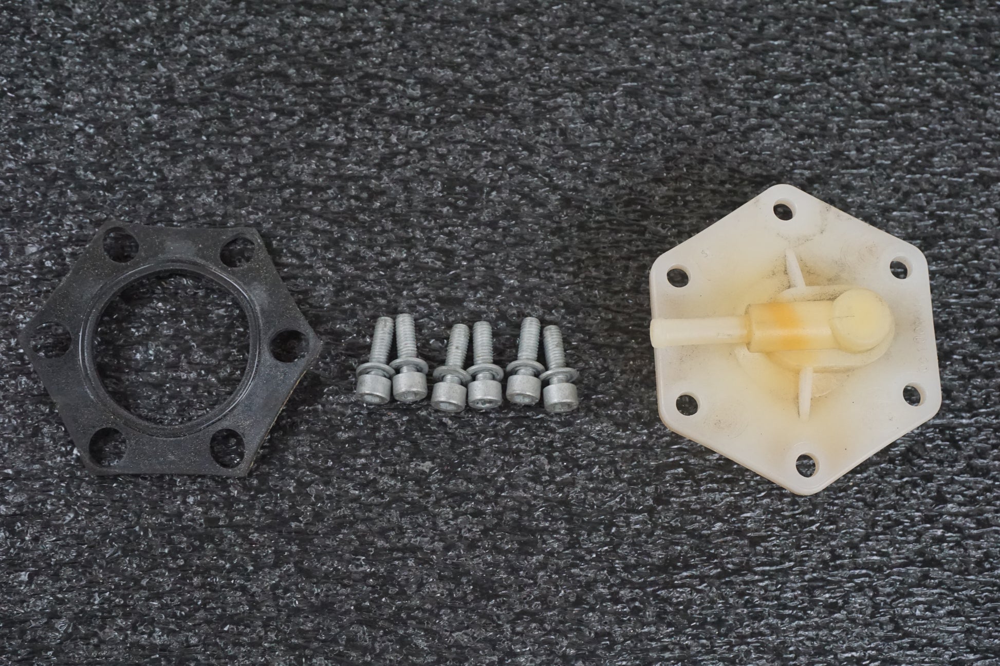 Framsidan på Bensintanksavluftare från en BMW K 1200 S -2006 motorcykel.