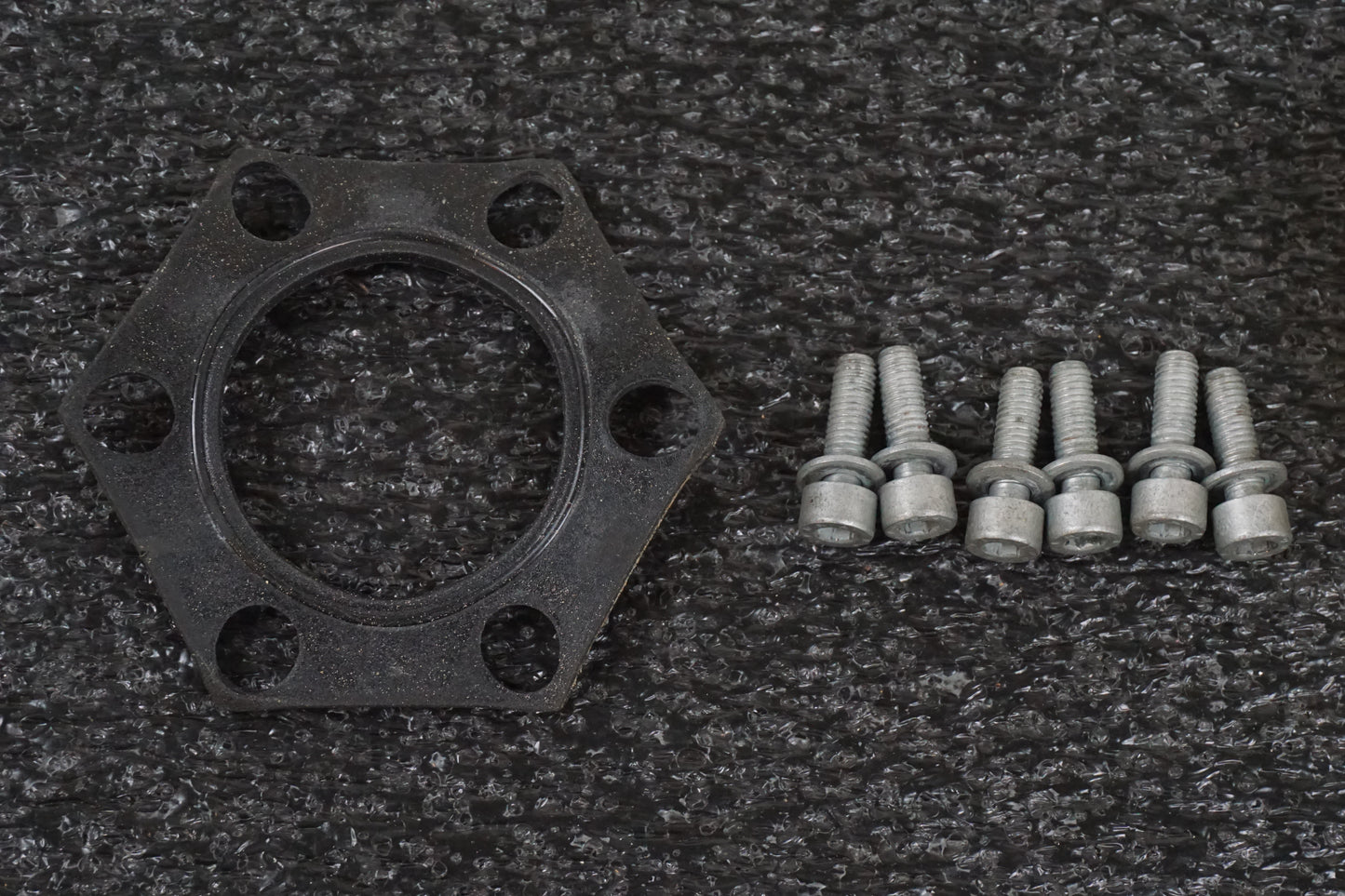 Baksidan på Bensintanksavluftare från en BMW K 1200 S -2006 motorcykel.