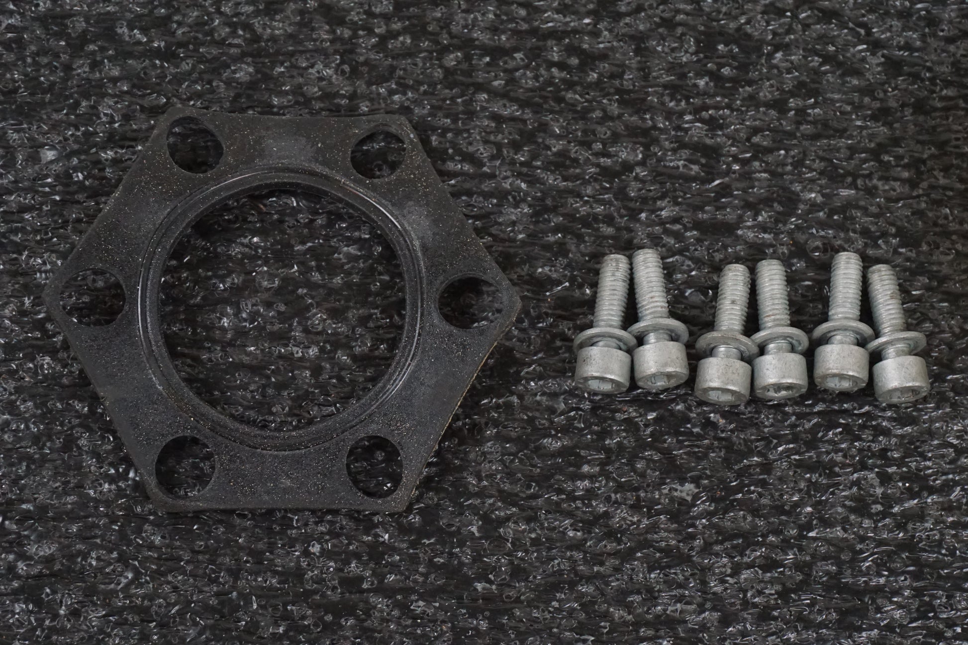 Baksidan på Bensintanksavluftare från en BMW K 1200 S -2006 motorcykel.