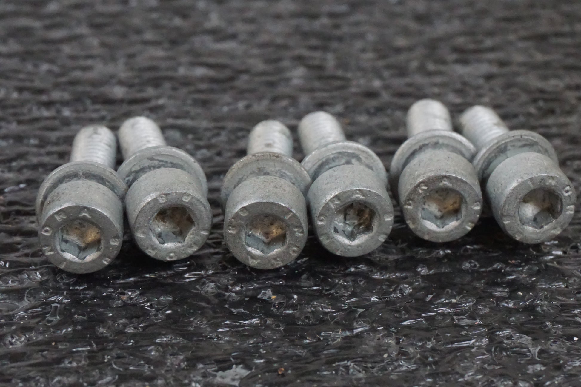 Höger sida på Bensintanksavluftare från en BMW K 1200 S -2006 motorcykel.