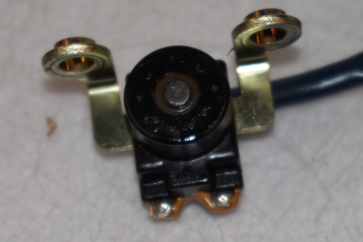 Vänster sida på Tändpickup från en Yamaha YZF 1000 R1 -2003 motorcykel.