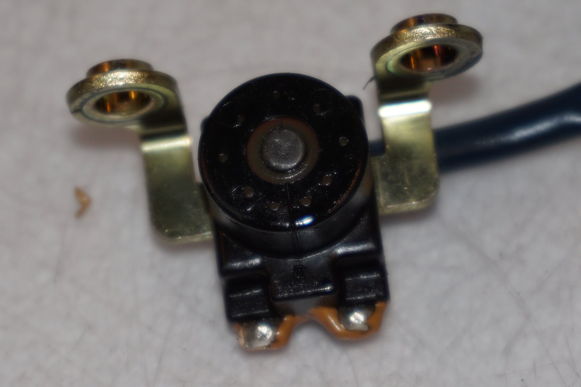 Vänster sida på Tändpickup från en Yamaha YZF 1000 R1 -2003 motorcykel.