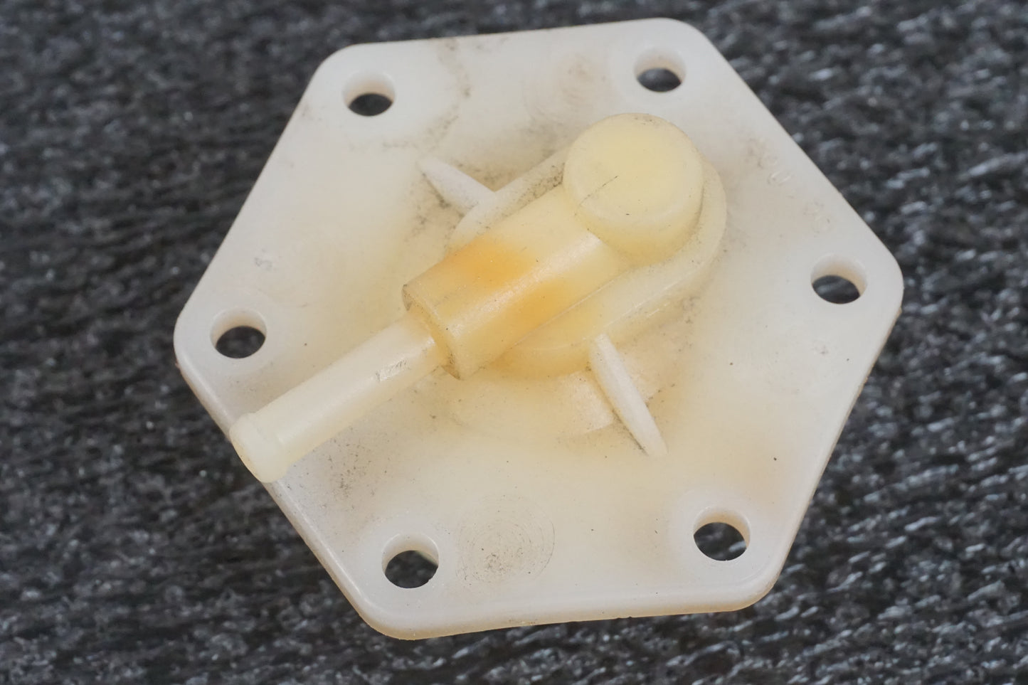 Vänster sida på Bensintanksavluftare från en BMW K 1200 S -2006 motorcykel.