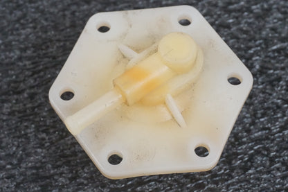 Vänster sida på Bensintanksavluftare från en BMW K 1200 S -2006 motorcykel.