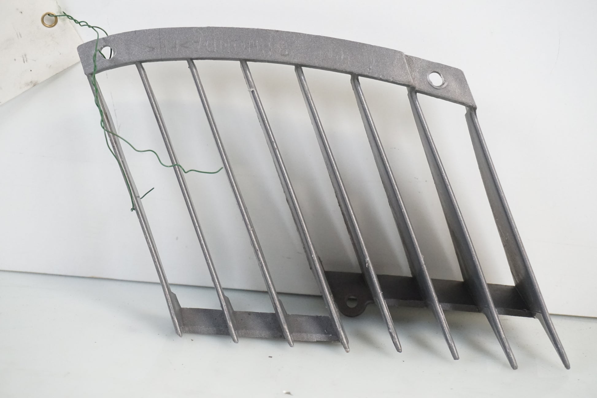 Snett nerifrån på Vattenkylgaller från en Honda VFR 750 -1996 motorcykel.