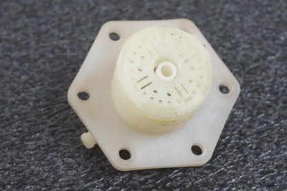 Snett nerifrån på Bensintanksavluftare från en BMW K 1200 S -2006 motorcykel.