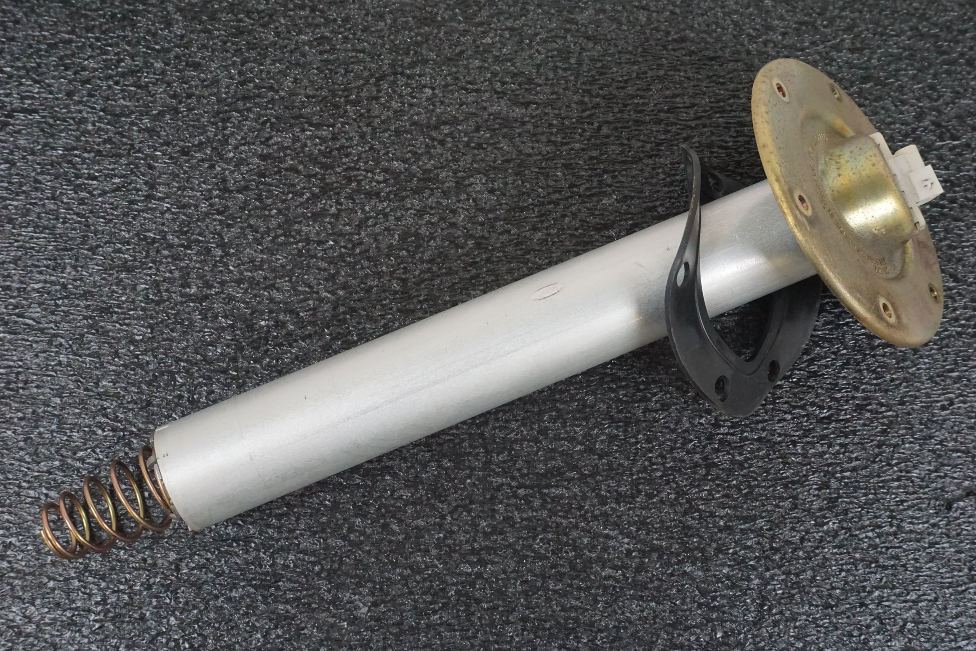 Framsidan på Bensintankgivare från en BMW K 1200 RS -1998 motorcykel.