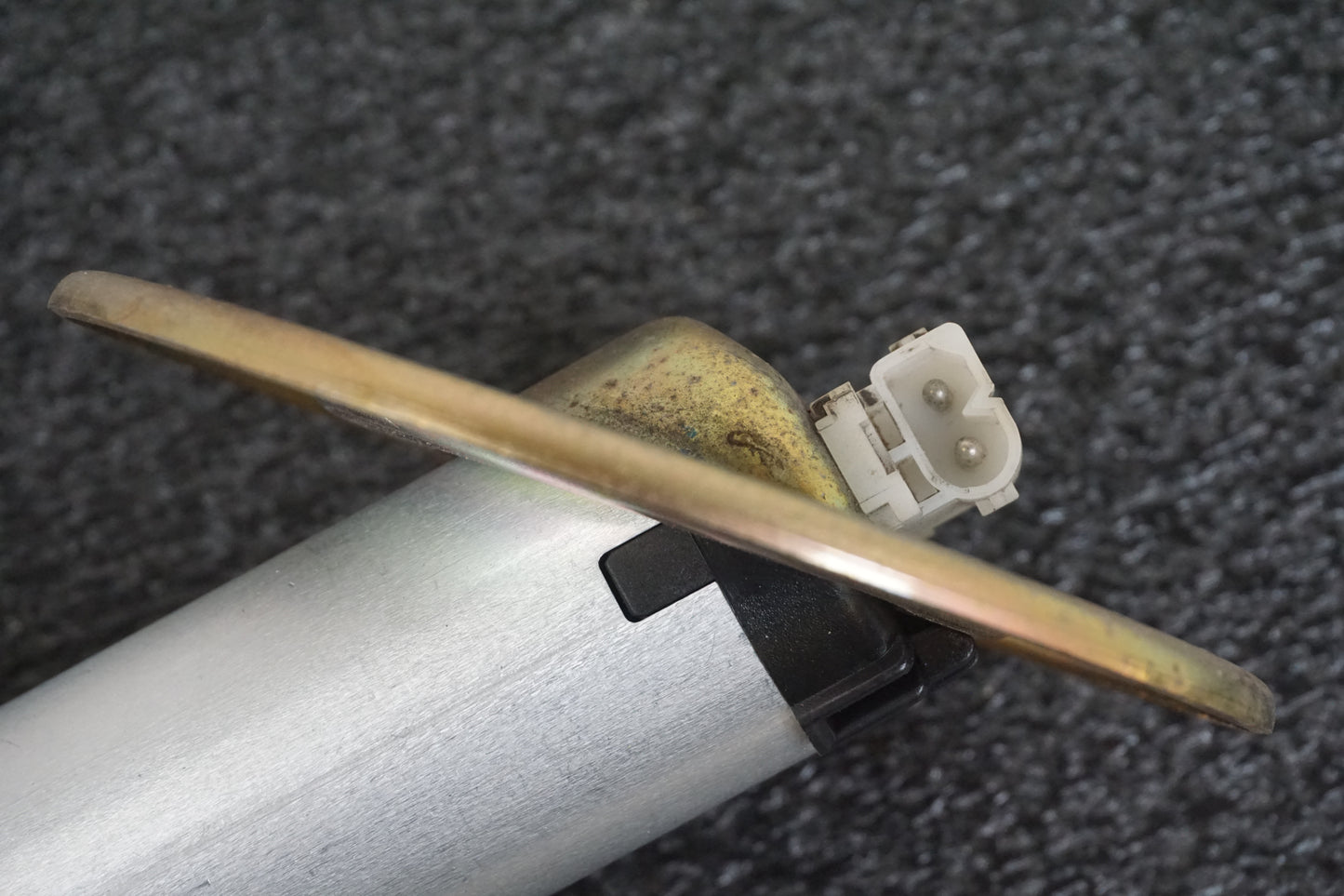 Vänster sida på Bensintankgivare från en BMW K 1200 RS -1998 motorcykel.