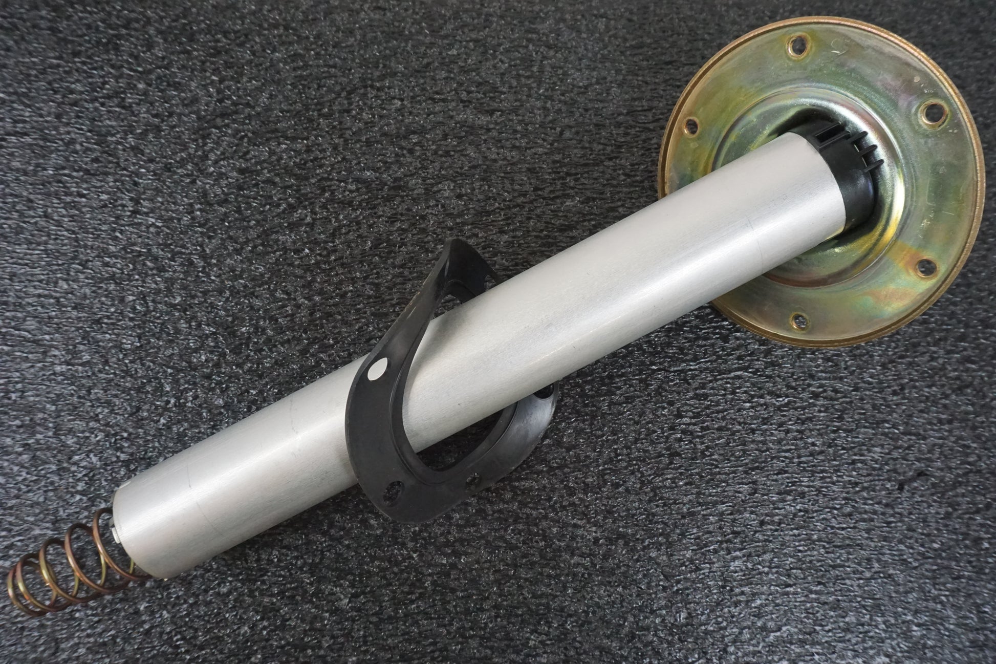 Snett uppifrån på Bensintankgivare från en BMW K 1200 RS -1998 motorcykel.