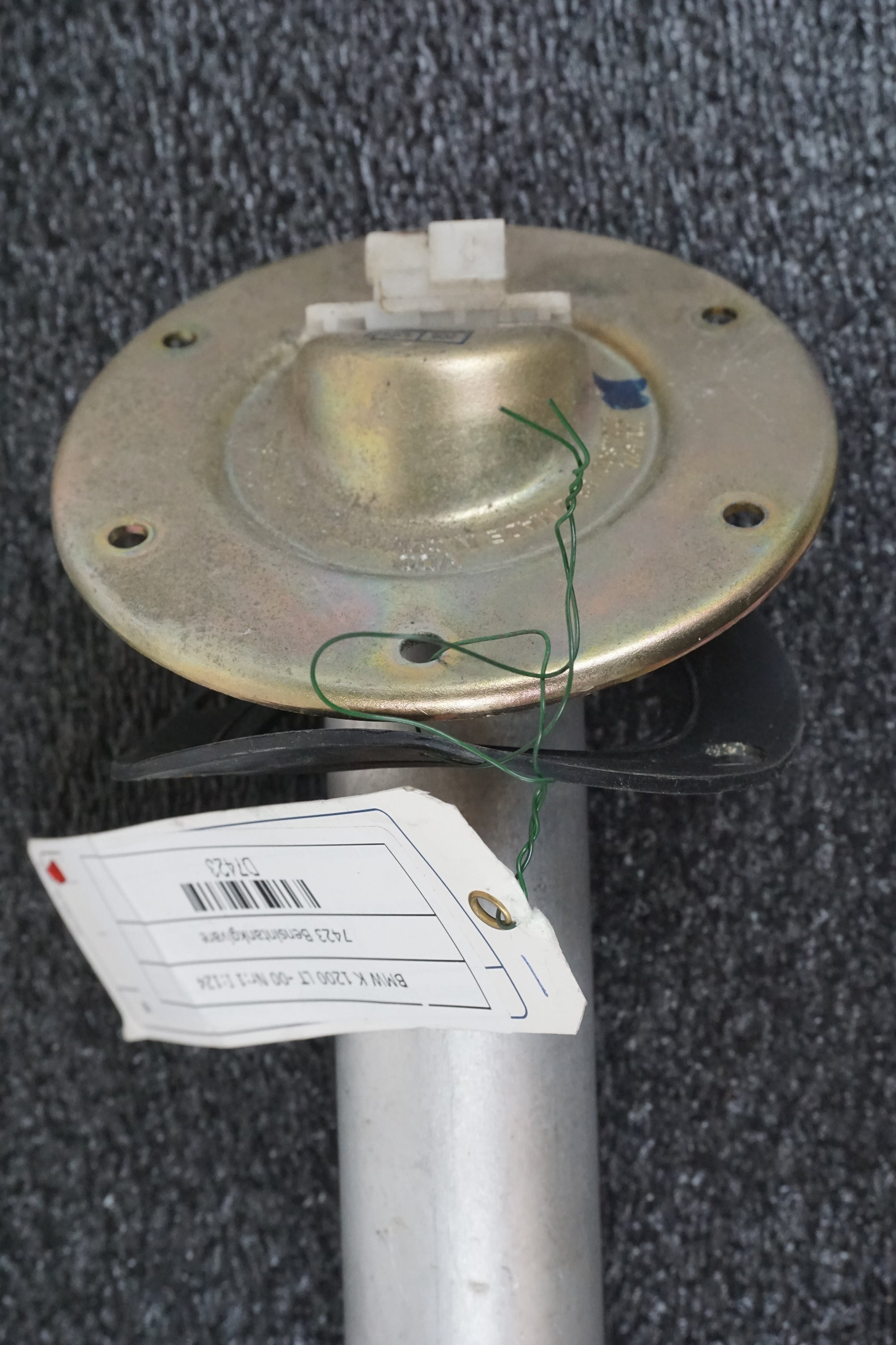 Vänster sida på Bensintankgivare från en BMW K 1200 LT -2000 motorcykel.