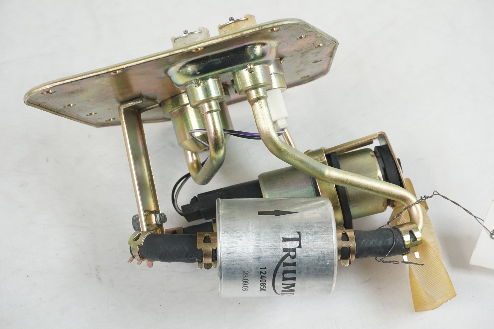 Snett uppifrån på Bensinpump insprut från en Triumph Speed Triple -2005 motorcykel.