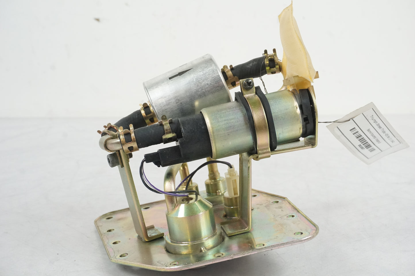 Snett nerifrån på Bensinpump insprut från en Triumph Speed Triple -2005 motorcykel.