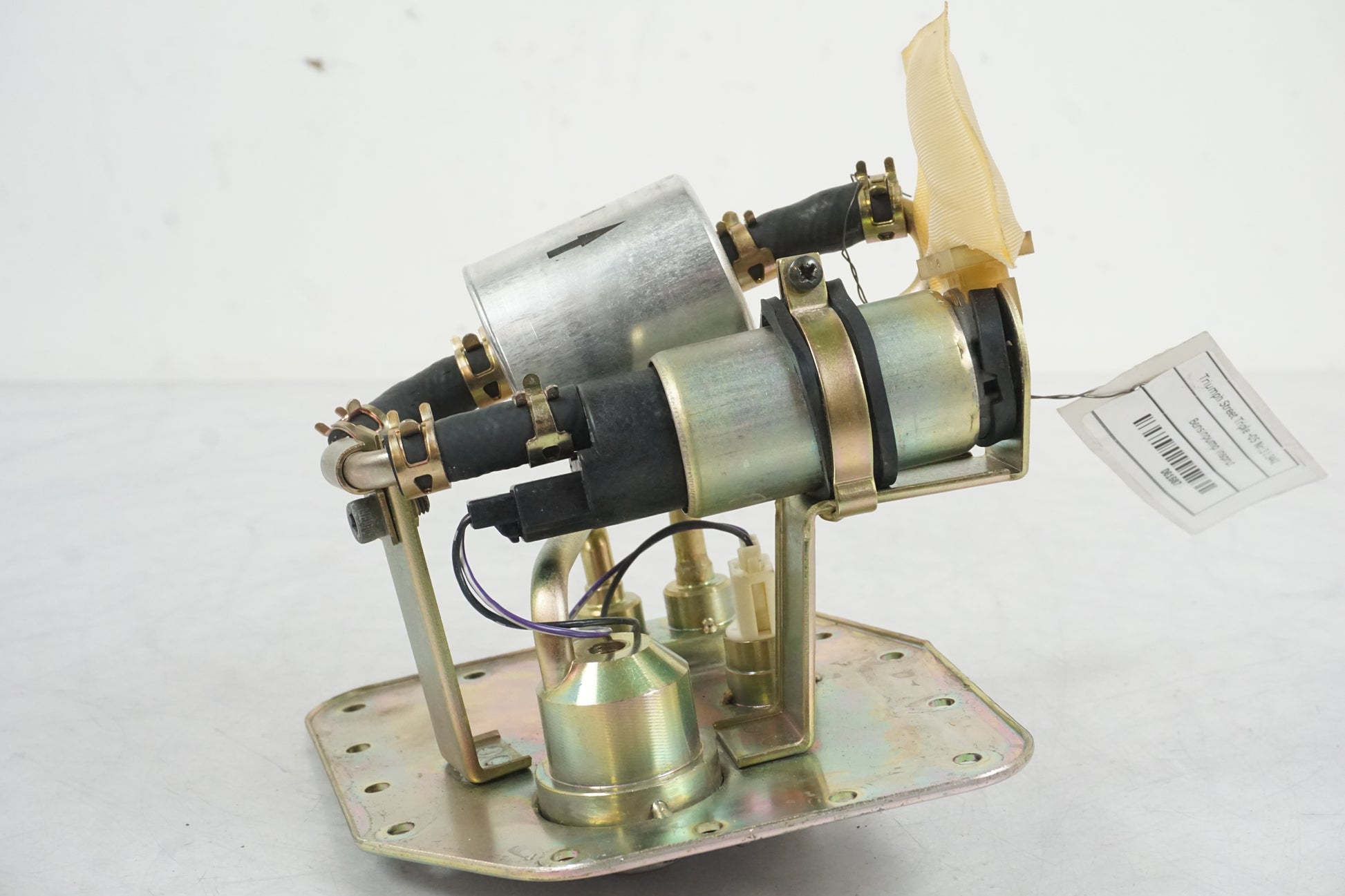 Snett nerifrån på Bensinpump insprut från en Triumph Speed Triple -2005 motorcykel.