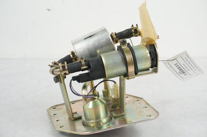 Snett nerifrån på Bensinpump insprut från en Triumph Speed Triple -2005 motorcykel.