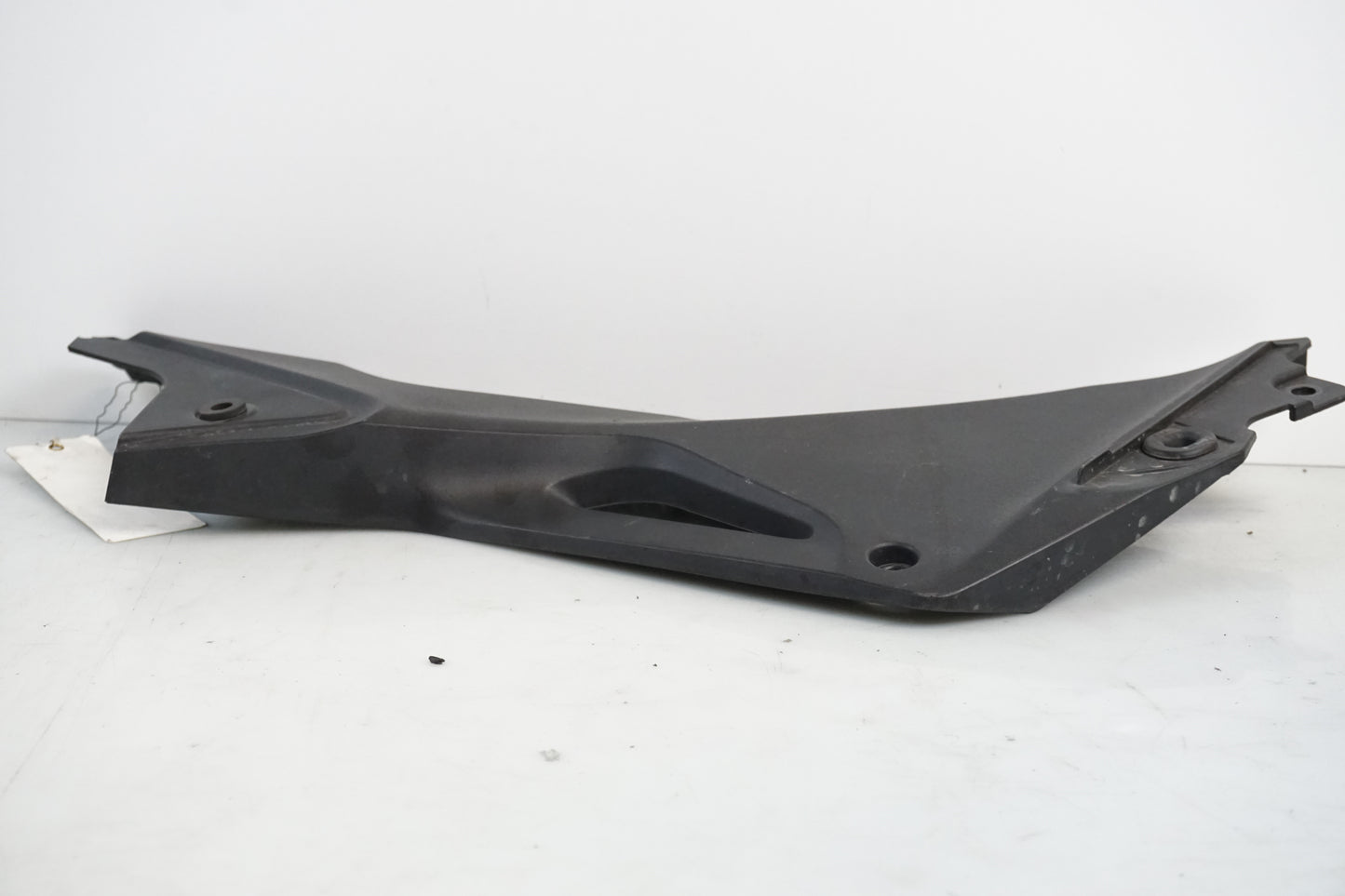 Vänster sida på Sidopanel från en Honda CBR 125 R -2011 motorcykel.