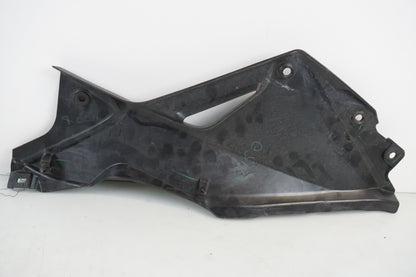 Snett nerifrån på Sidopanel från en Honda CBR 125 R -2011 motorcykel.