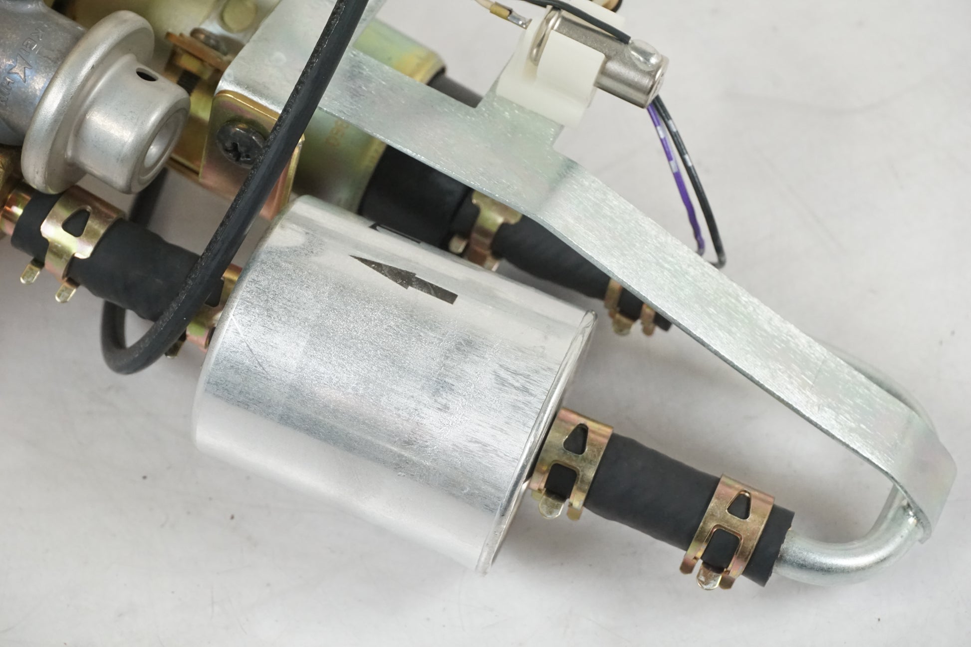 Baksidan på Bensinpump insprut från en Triumph Daytona 650 -2005 motorcykel.