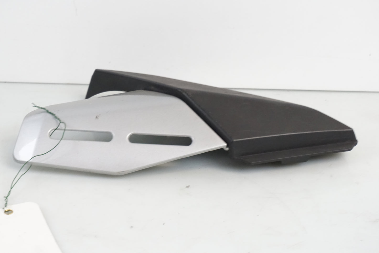 Baksidan på Ljuddämpardekor från en Honda CBR 125 R -2005 motorcykel.