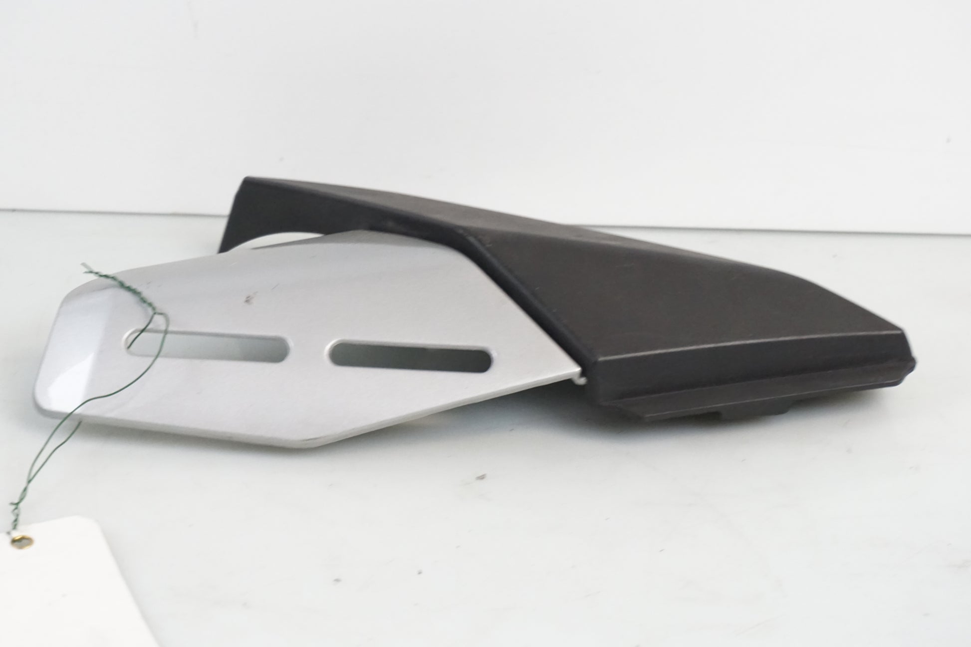 Baksidan på Ljuddämpardekor från en Honda CBR 125 R -2005 motorcykel.