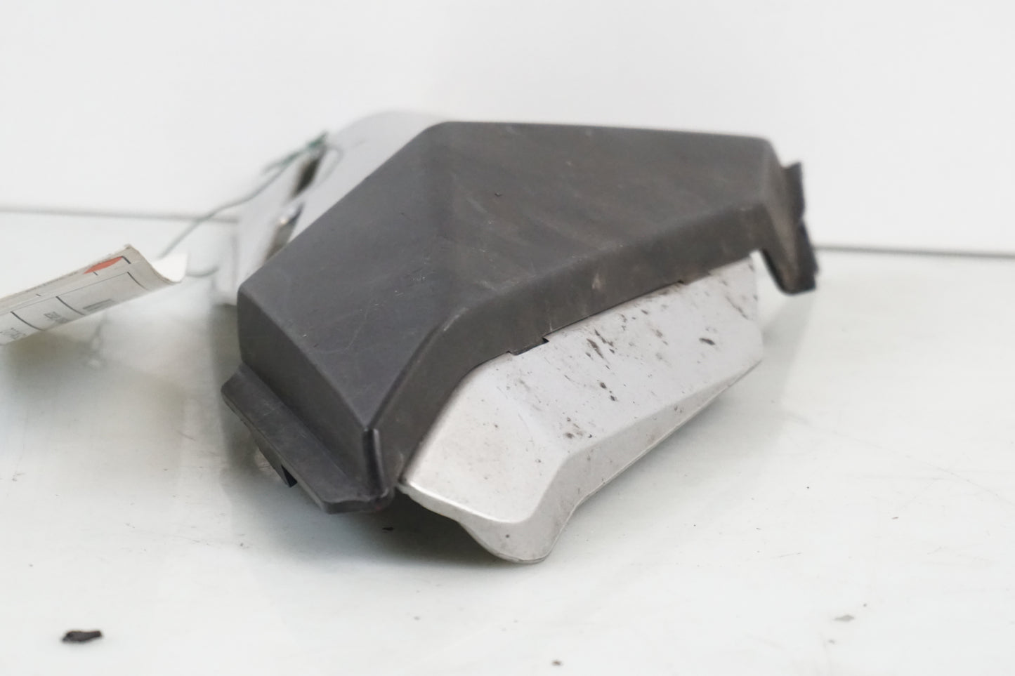 Höger sida på Ljuddämpardekor från en Honda CBR 125 R -2005 motorcykel.