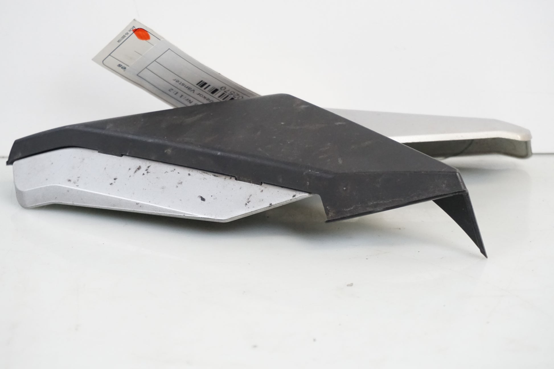 Vänster sida på Ljuddämpardekor från en Honda CBR 125 R -2005 motorcykel.