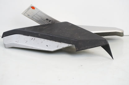 Vänster sida på Ljuddämpardekor från en Honda CBR 125 R -2005 motorcykel.