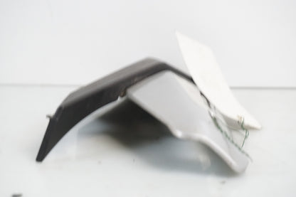 Snett uppifrån på Ljuddämpardekor från en Honda CBR 125 R -2005 motorcykel.