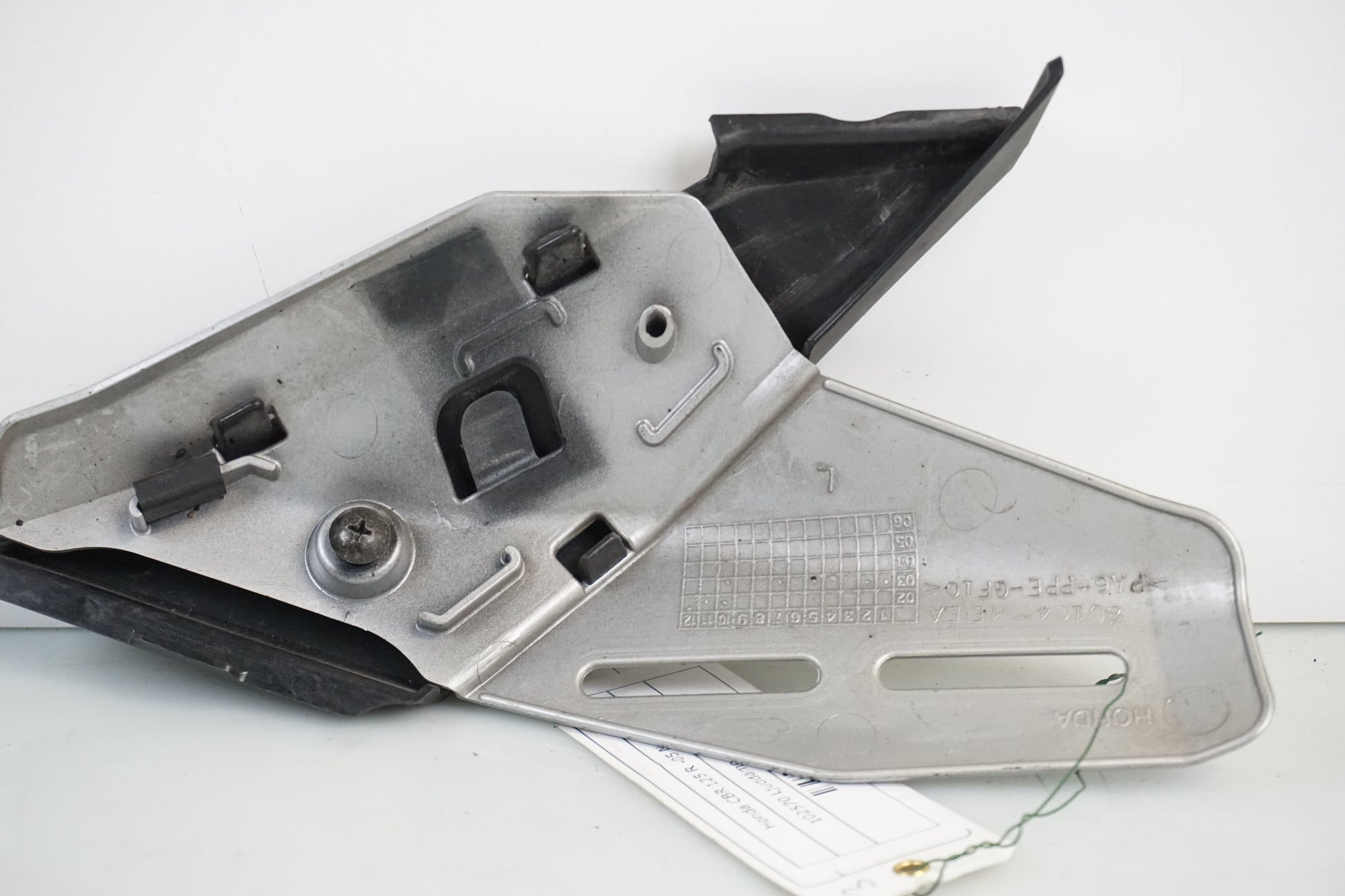 Snett nerifrån på Ljuddämpardekor från en Honda CBR 125 R -2005 motorcykel.