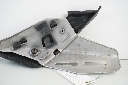 Snett nerifrån på Ljuddämpardekor från en Honda CBR 125 R -2005 motorcykel.